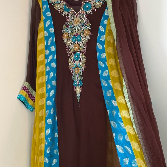 Women Salwar/Punjabi Suit - Picture 3 of 4